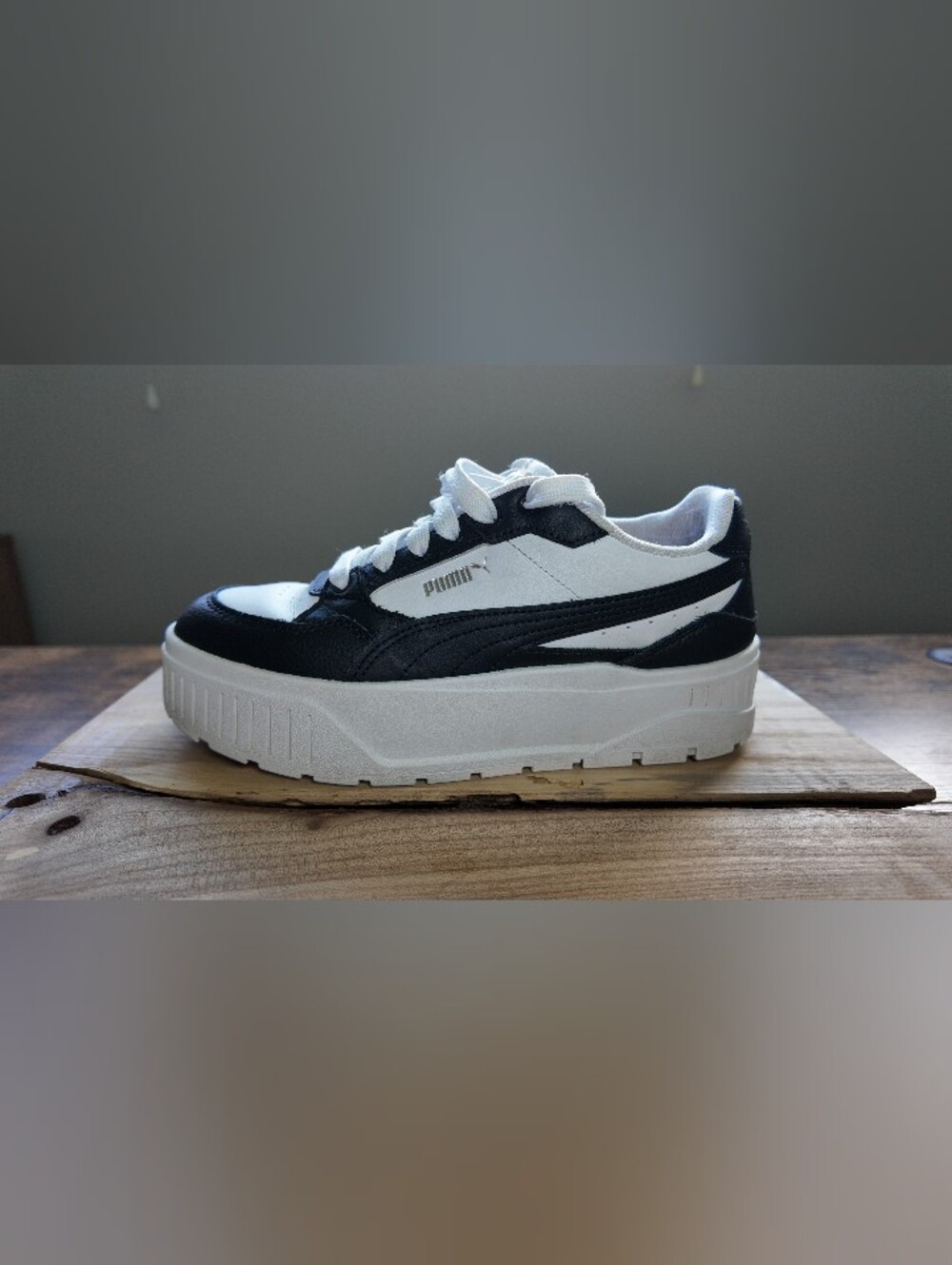 Puma/ Karmen II IDOL/ "Big Kid's Sneaker     Size 8